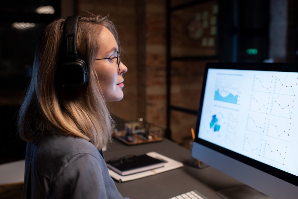 woman-reading-monitor